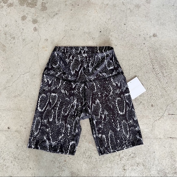 Beyond Yoga NWT Lux Camo High Waist Biker Shorts - Picture 3 of 9